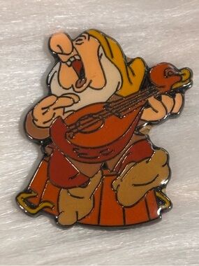 Disneyland Resort - Snow White Series pin- Sneezy Vintage